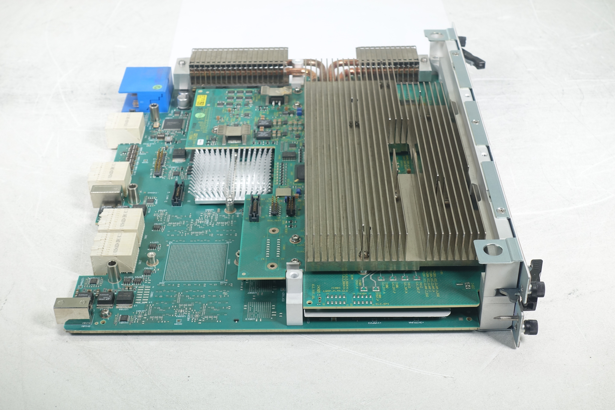 Keysight M8061A-001 Multiplexer 2:1 up to 28.4 Gb/s / 2-slot AXIe Module Keysight M8061A-001 Multiplexer 2:1 up to 28.4 Gb/s / 2-slot AXIe Module