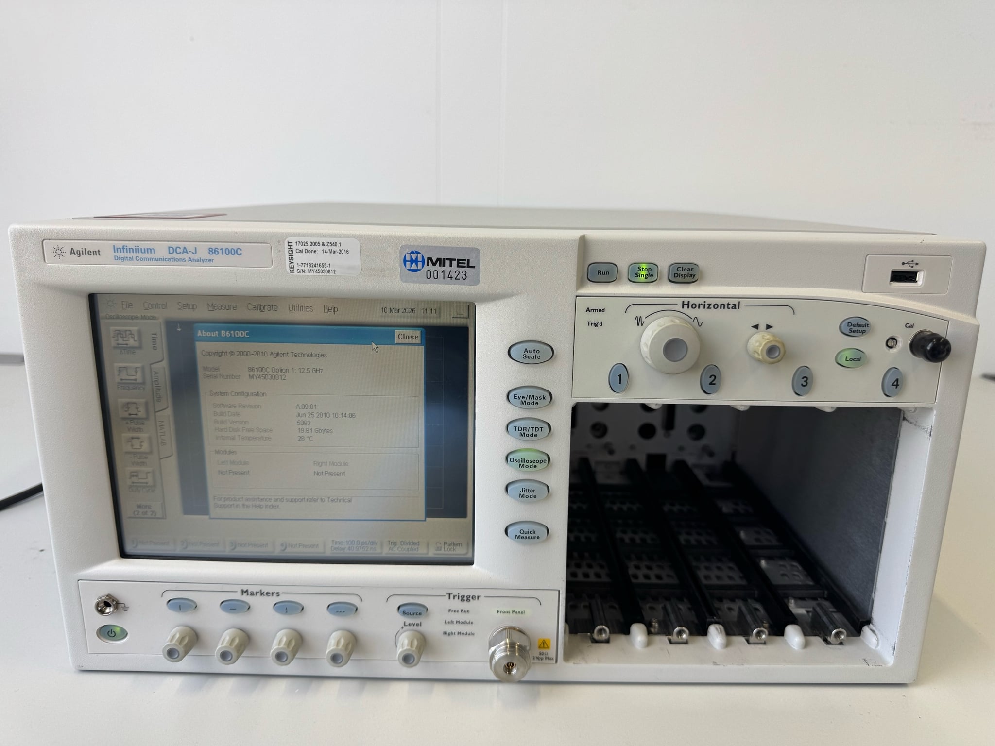 Infiniium DCA-J Wideband Oscilloscope Mainframe Keysight Used 86100C - Actual Instrument - Image 2