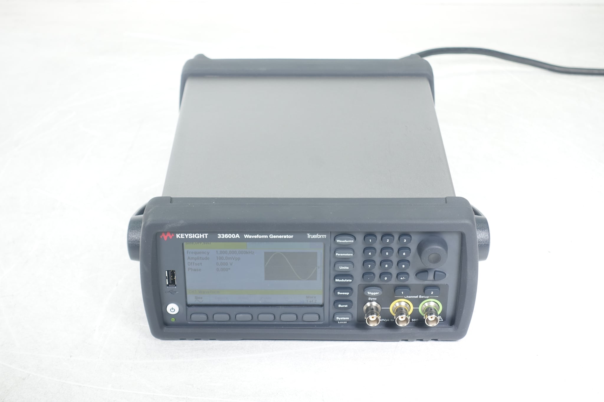 Waveform Generator / 33500B Series / 120 MHz / 2 Channels / 250MSa/s Keysight Used 33622A - Actual Instrument - Image 1